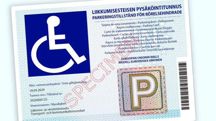 Liikkumisesteisen pysäköintitunnuksessa on sininen merkki, jossa valkoinen pyörätuolissa istuva hahmo.